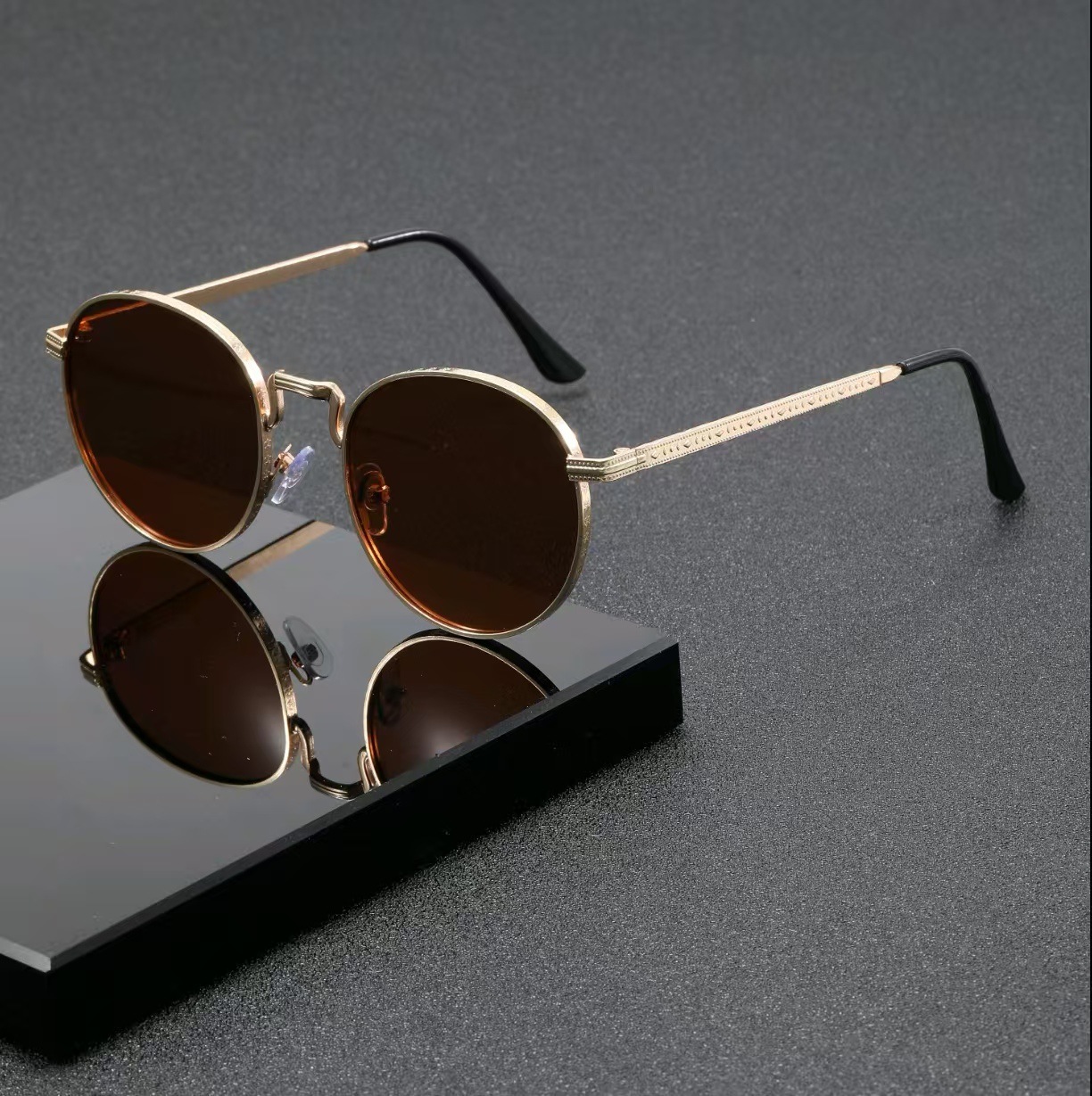 Fashion Classic Round Sunglass - Vintage Fashion Enthusiasts recension och pris