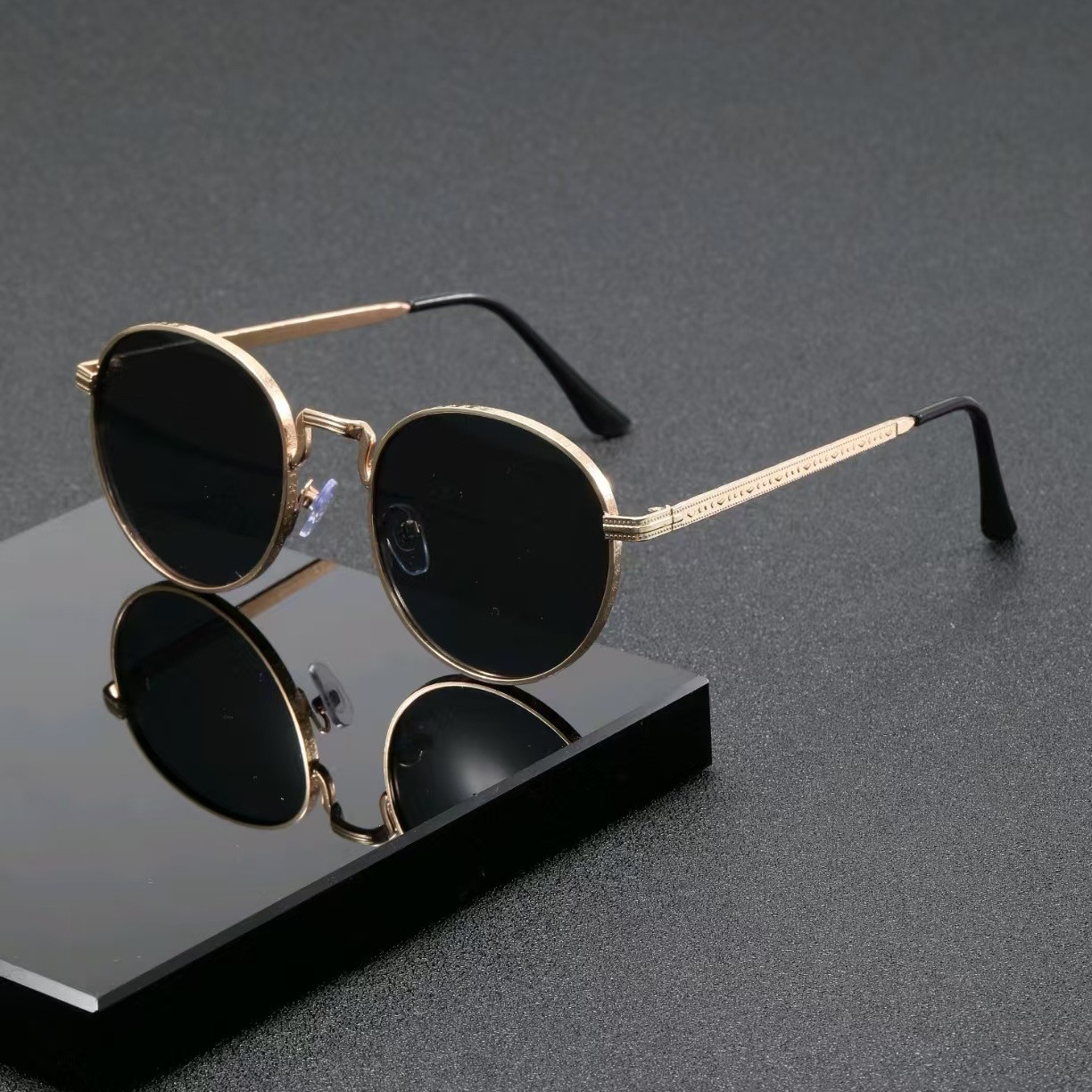 Fashion Classic Round Sunglass - Vintage Fashion Enthusiasts recension och pris